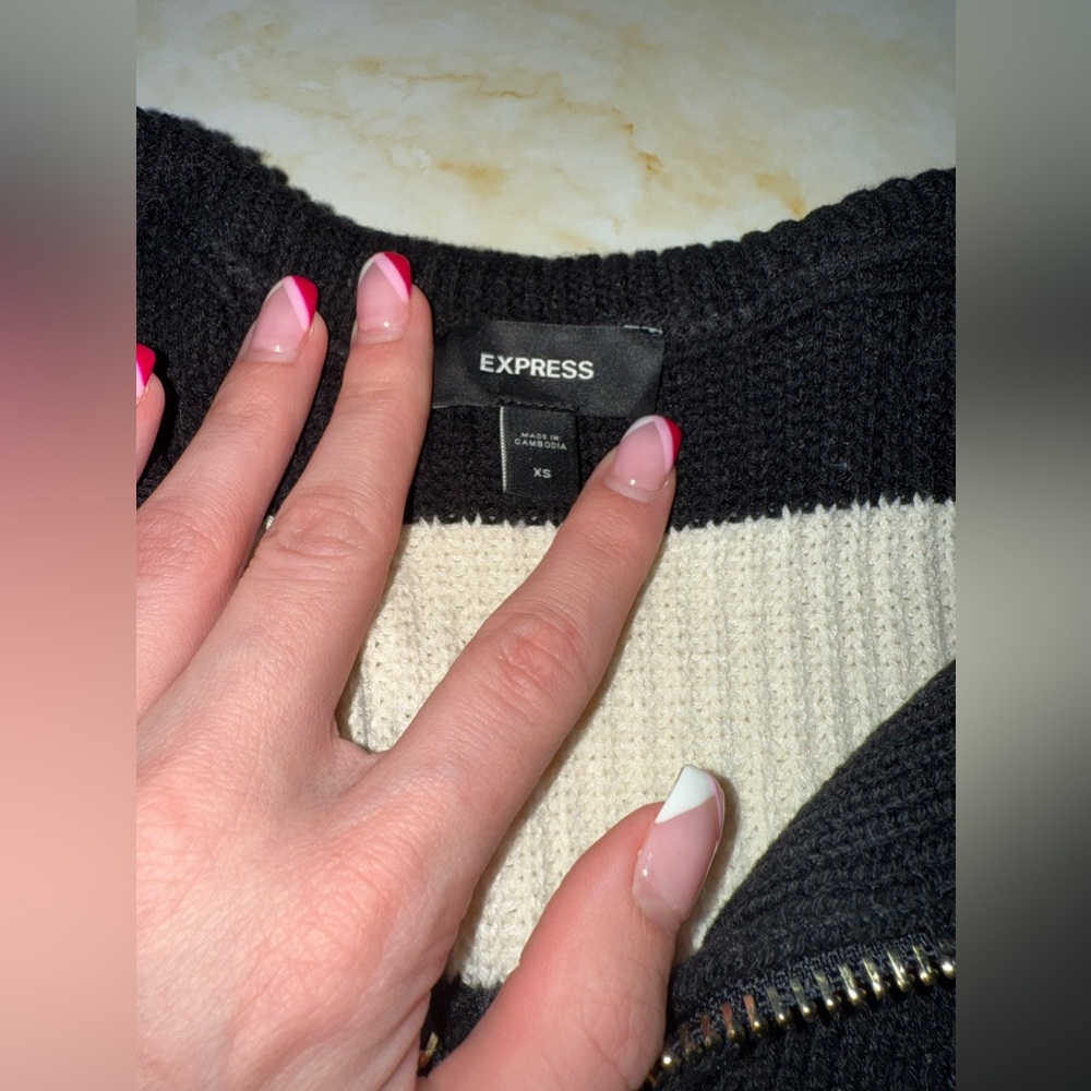 🏷️ 🛍️ NWOT Express Black & White Striped Ribbed 1/4 Zip Knit Sweater 🏷️ 🛍️ - Picture 6 of 8